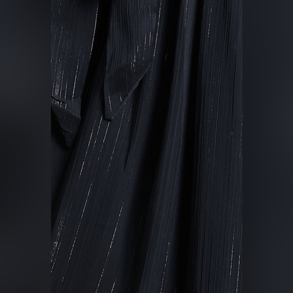 DANGEROUS WOMAN MAXI DRESS - PLUNGE THIGH SPLIT DRESS IN BLACK - Picture 3 of 4